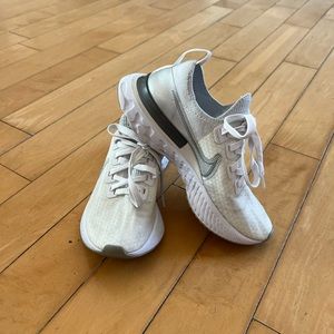 Nike Women’s React Flyknit Infinity 3